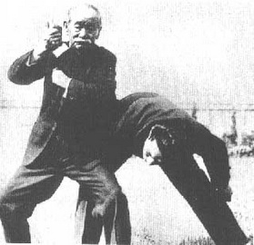 Sensei Jigoro Kano aplicando a técnica conhecida como "Waki Gatame"