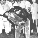 Sensei Jigoro Kano aplicando um O-Goshi em um policial