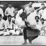 Sensei Jigoro Kano ensinando o Uki-Goshi