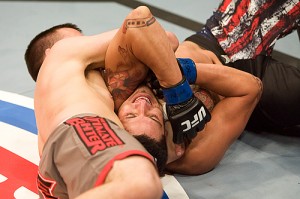 Triângulo de Mão sendo aplicado em uma luta de MMA