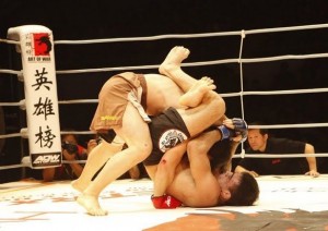 Triângulo (sankaku-jime) sendo aplicado em uma luta de MMA