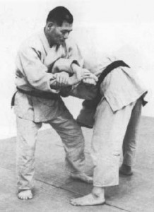 Kimura demonstrando o Ude-Garami, técnica do Judô que foi batizada com seu nome, no Jiu-Jitsu