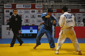 Bruno Cunha (azul), judoca brasileiro, venceu as duas lutas que disputou