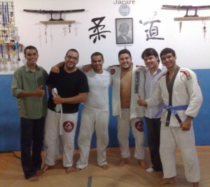 Miguel e Marcelo com o Sensei Tiago Jacaré e os alunos de Jiu-Jitsu