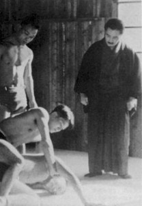Mifune supervisionando um treino de Judo sem Judogi, em 1933.