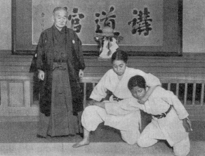 Jigoro Kano supervisionando a execução do kata