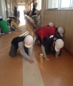 Crianças japonesas limpando a escola