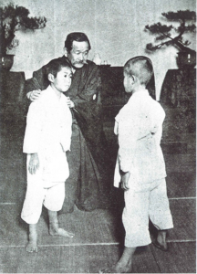Shihan Jigoro Kano ensinando a crianças
