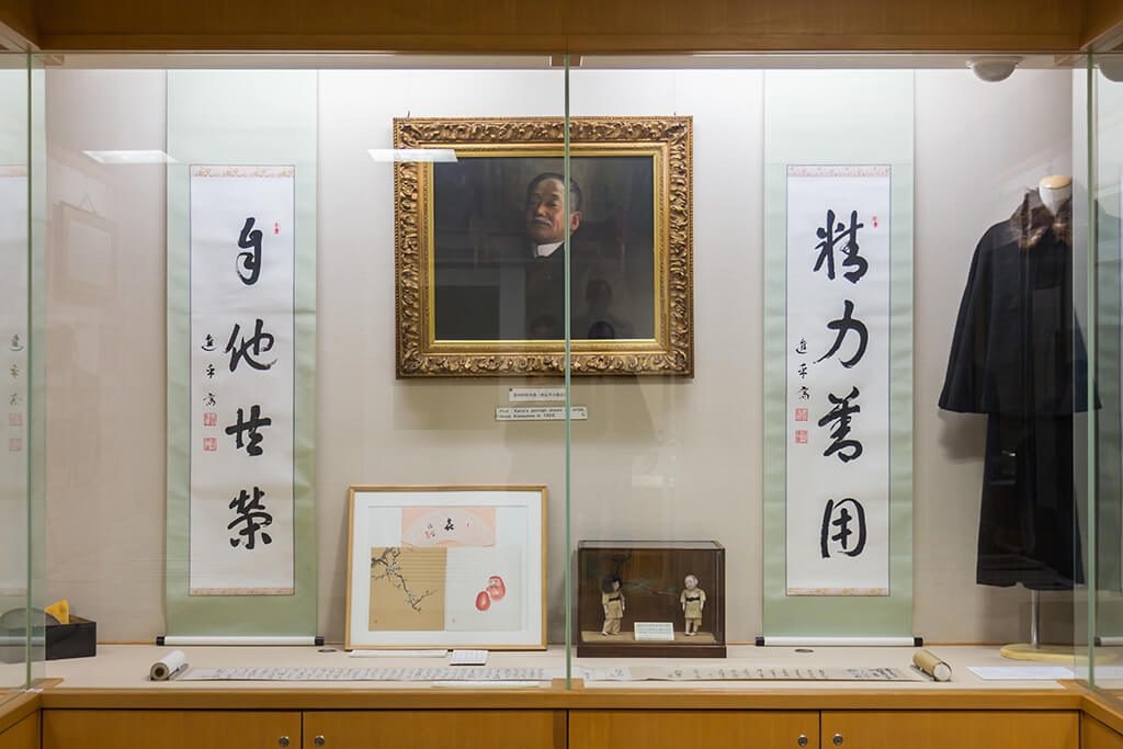 Objetos pessoais de Jigoro Kano e duas de suas caligrafias, expostas no Museu da Kodokan