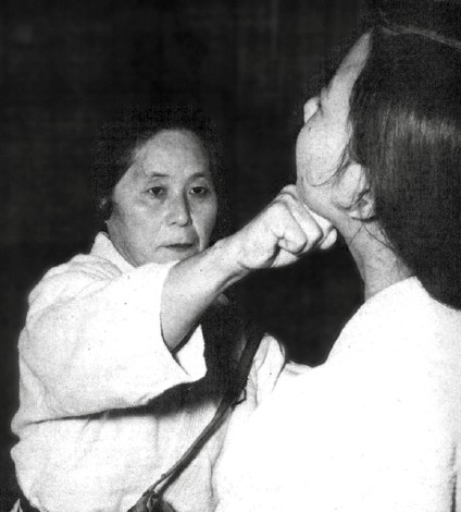Keiko Fukuda aplicando uma técnica de contato - atemi waza - do Judô