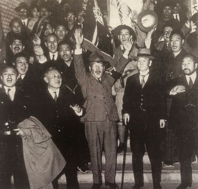 Jigoro Kano e políticos japoneses celebrando a escolha do Japão como sede dos Jogos Olímpicos de 1940