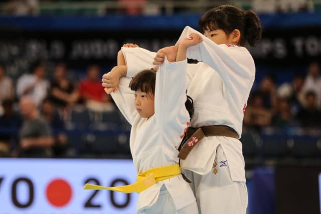 A judoca Yuir, de apenas 7 anos, apresentando o kata de Judô para crianças com sua irmã, Saki, ambas alunas da Kodokan