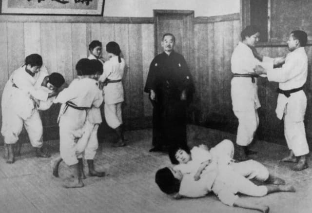 Jigoro Kano ministrando uma aula de judô feminino no Kodokan Joshi Bu - © Kodokan Institute